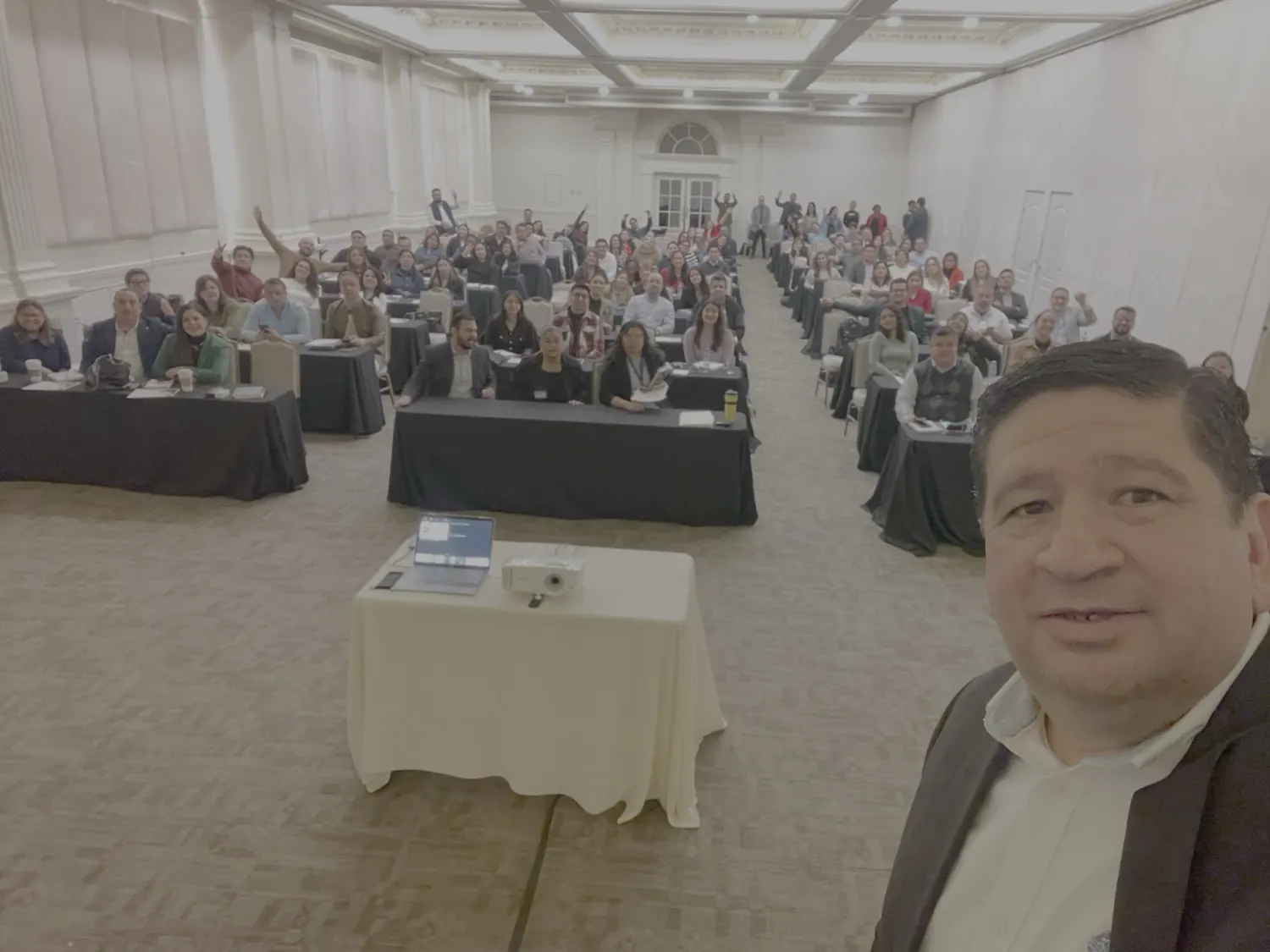Rick Amador frente a un grupo de 120 vendedores durante un entrenamiento en ventas